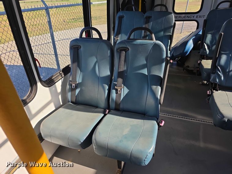 image for item FI0570 2005 Ford E450 Super Duty  shuttle bus