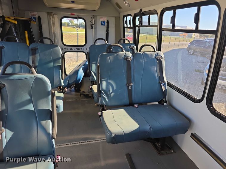 image for item FI0570 2005 Ford E450 Super Duty  shuttle bus