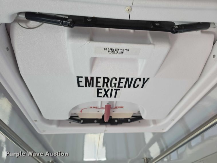 image for item FI0570 2005 Ford E450 Super Duty  shuttle bus