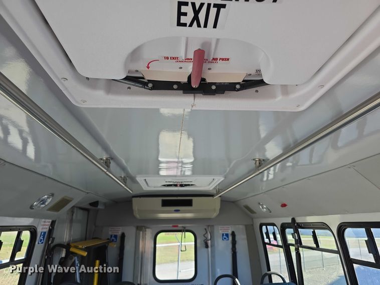 image for item FI0570 2005 Ford E450 Super Duty  shuttle bus