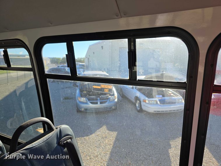 image for item FI0570 2005 Ford E450 Super Duty  shuttle bus