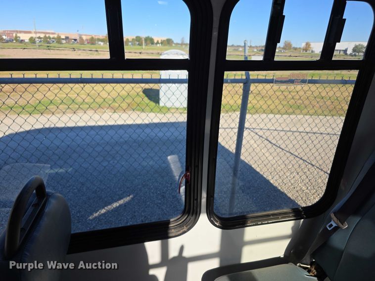 image for item FI0570 2005 Ford E450 Super Duty  shuttle bus