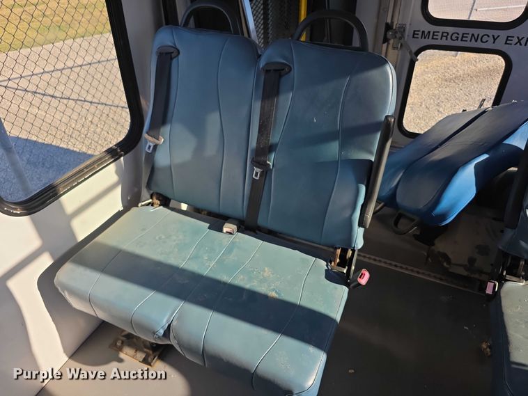 image for item FI0570 2005 Ford E450 Super Duty  shuttle bus