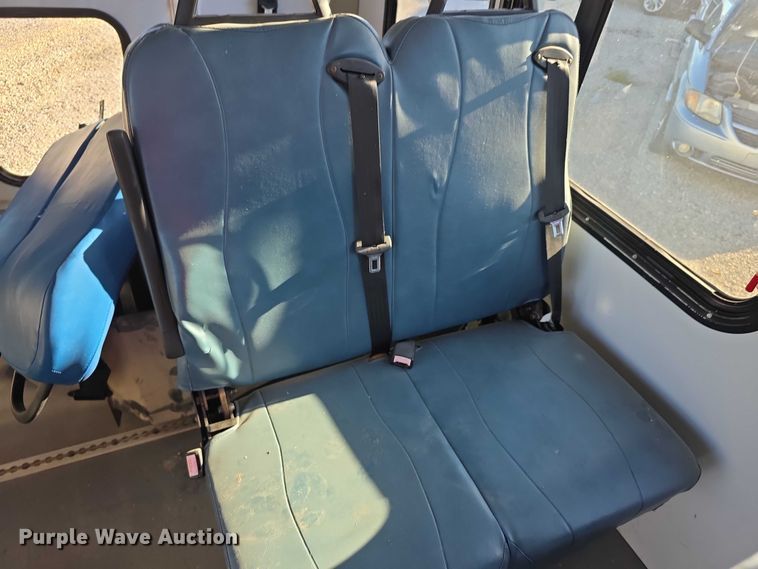 image for item FI0570 2005 Ford E450 Super Duty  shuttle bus