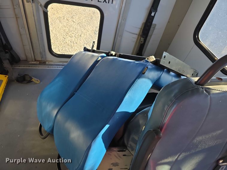 image for item FI0570 2005 Ford E450 Super Duty  shuttle bus