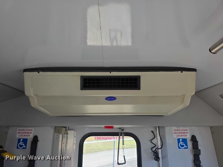 image for item FI0570 2005 Ford E450 Super Duty  shuttle bus