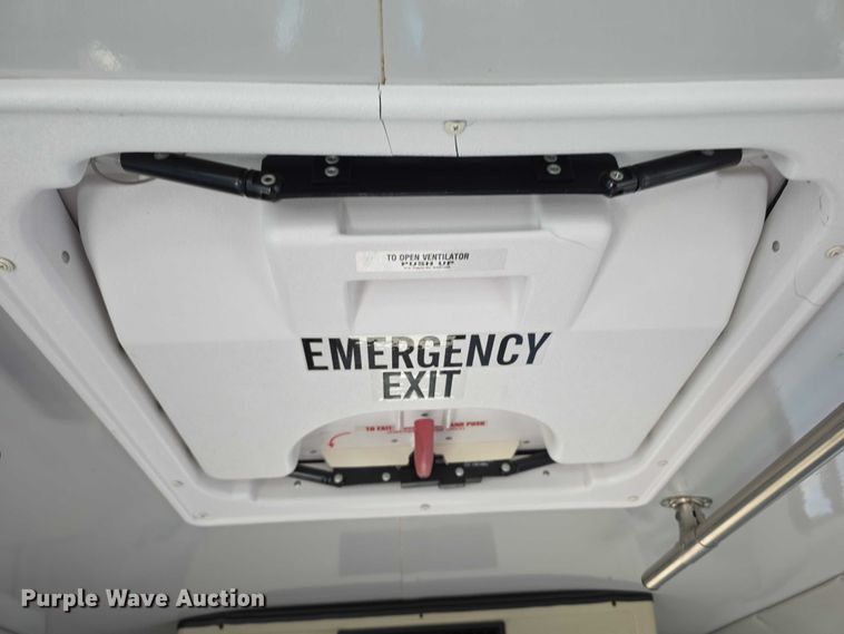 image for item FI0570 2005 Ford E450 Super Duty  shuttle bus