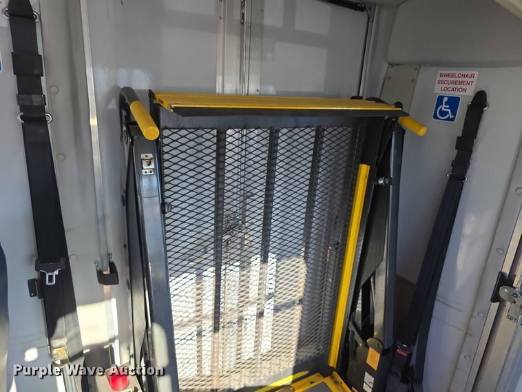 image for item FI0570 2005 Ford E450 Super Duty  shuttle bus