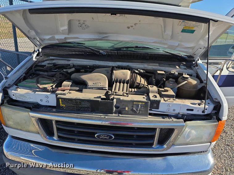 image for item FI0570 2005 Ford E450 Super Duty  shuttle bus