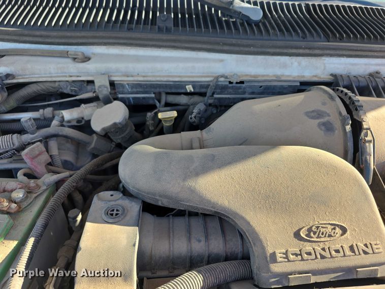 image for item FI0570 2005 Ford E450 Super Duty  shuttle bus