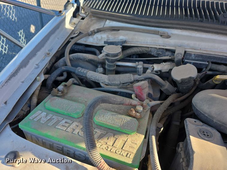 image for item FI0570 2005 Ford E450 Super Duty  shuttle bus