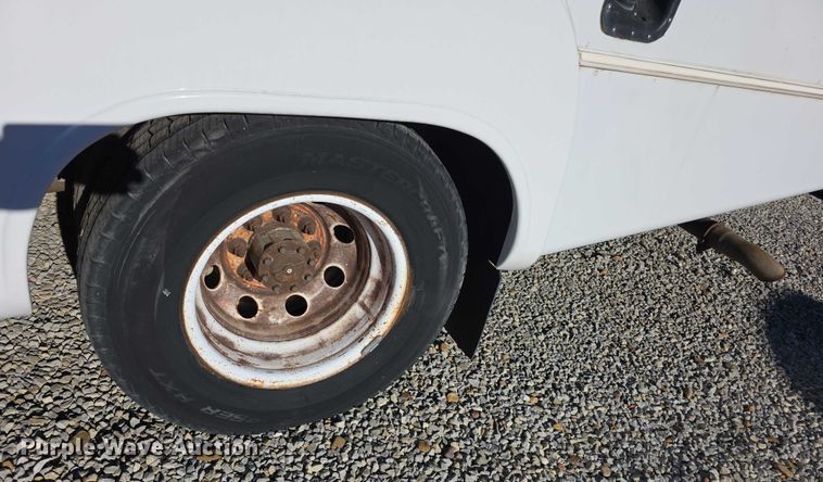 image for item FI0570 2005 Ford E450 Super Duty  shuttle bus