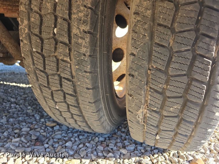 image for item FI0570 2005 Ford E450 Super Duty  shuttle bus