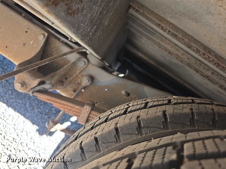 image for item FI0570 2005 Ford E450 Super Duty  shuttle bus