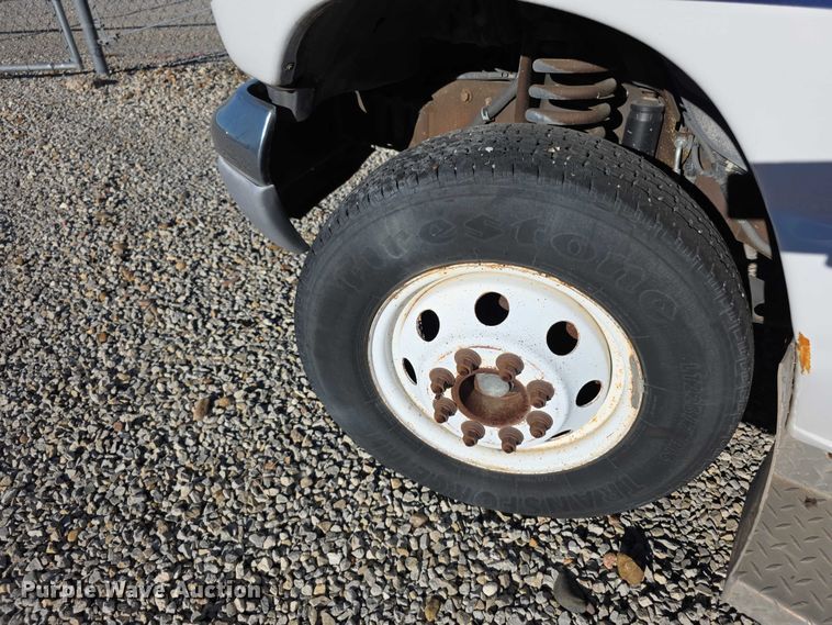 image for item FI0570 2005 Ford E450 Super Duty  shuttle bus