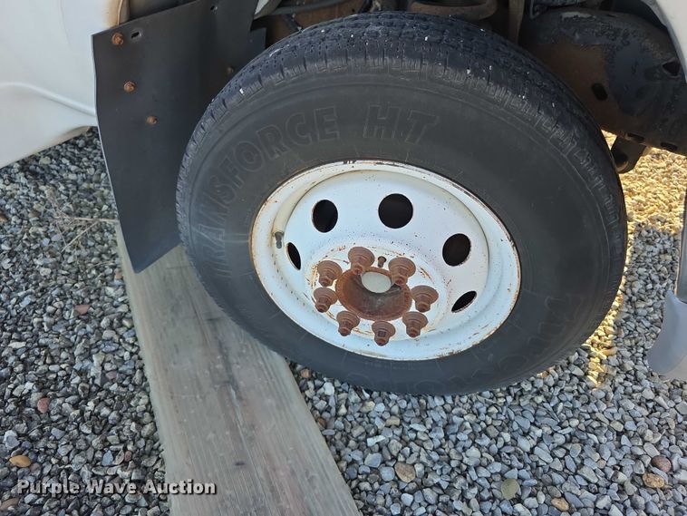 image for item FI0570 2005 Ford E450 Super Duty  shuttle bus