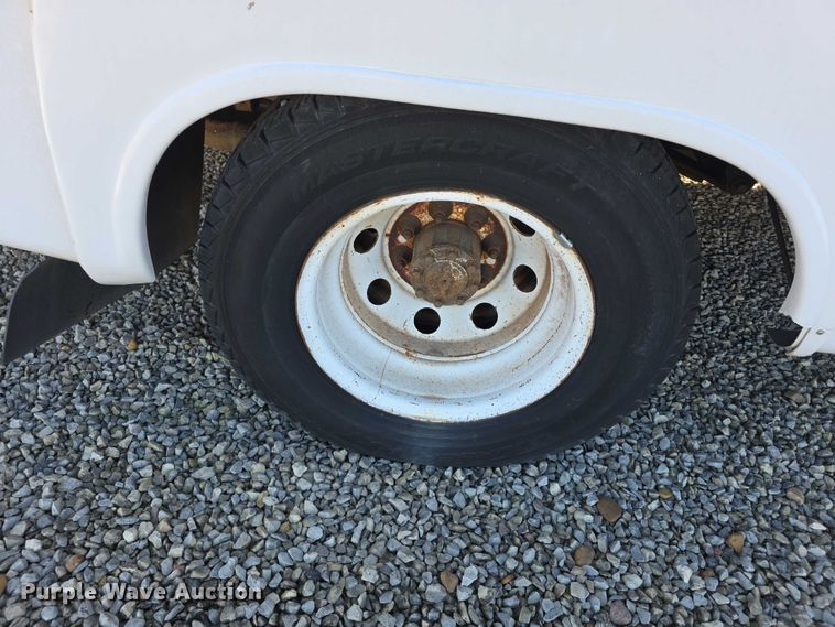 image for item FI0570 2005 Ford E450 Super Duty  shuttle bus