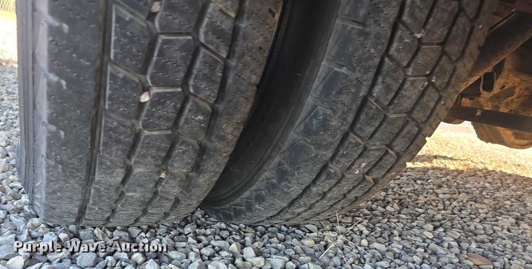 image for item FI0570 2005 Ford E450 Super Duty  shuttle bus