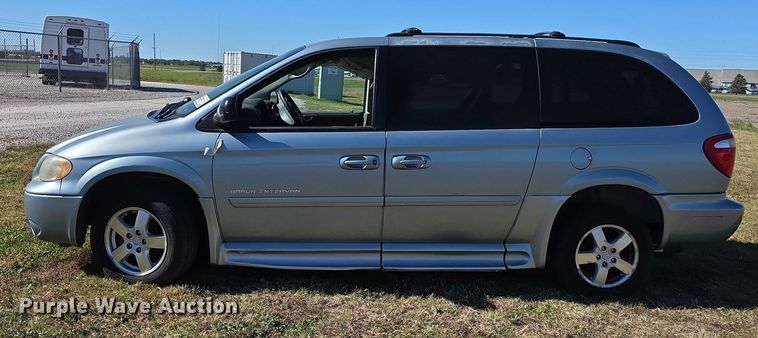 image for item FI0572 2006 Dodge  Grand Caravan SXT van