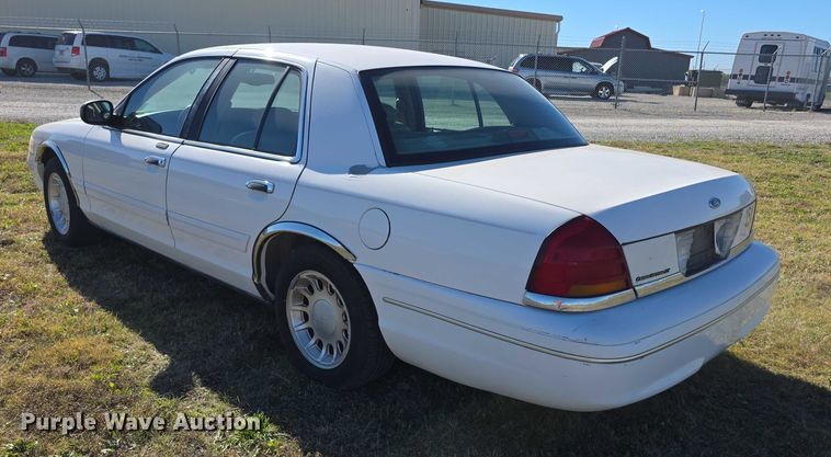 image for item FI0573 2001 Ford Crown Victoria LX 