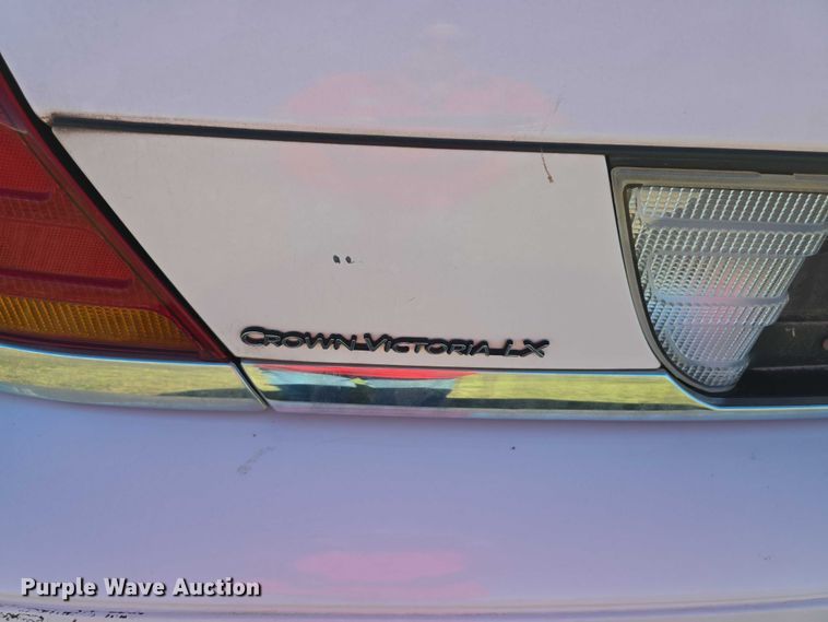 image for item FI0573 2001 Ford Crown Victoria LX 