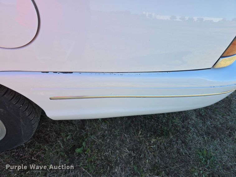 image for item FI0573 2001 Ford Crown Victoria LX 