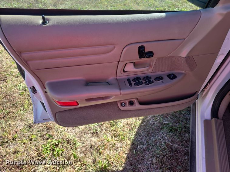 image for item FI0573 2001 Ford Crown Victoria LX 