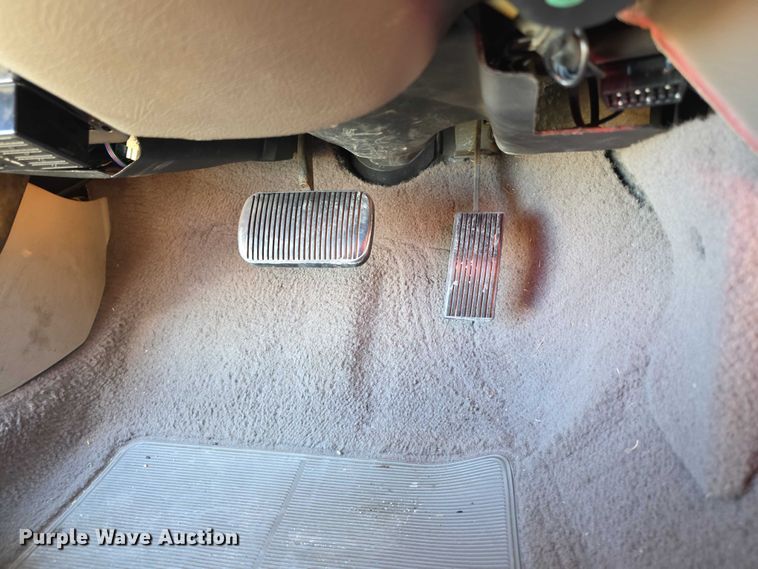 image for item FI0573 2001 Ford Crown Victoria LX 