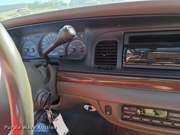 image for item FI0573 2001 Ford Crown Victoria LX 