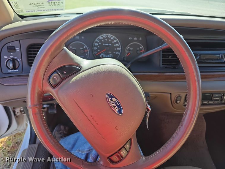 image for item FI0573 2001 Ford Crown Victoria LX 