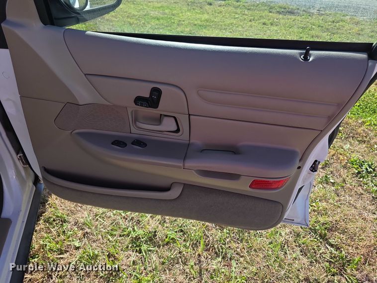 image for item FI0573 2001 Ford Crown Victoria LX 