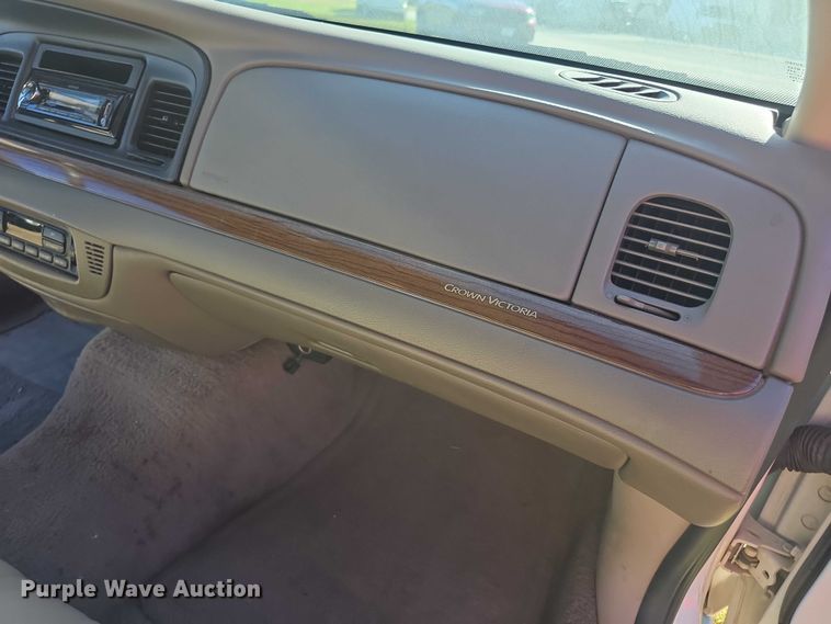 image for item FI0573 2001 Ford Crown Victoria LX 