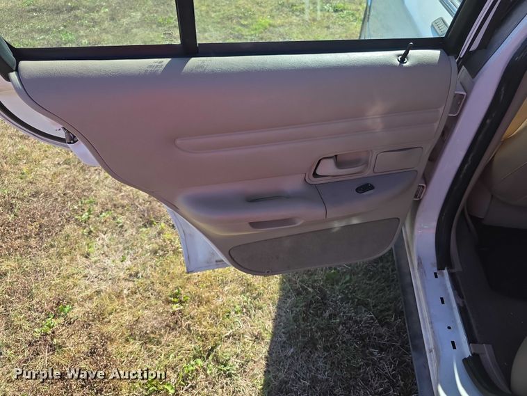 image for item FI0573 2001 Ford Crown Victoria LX 