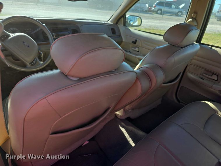 image for item FI0573 2001 Ford Crown Victoria LX 