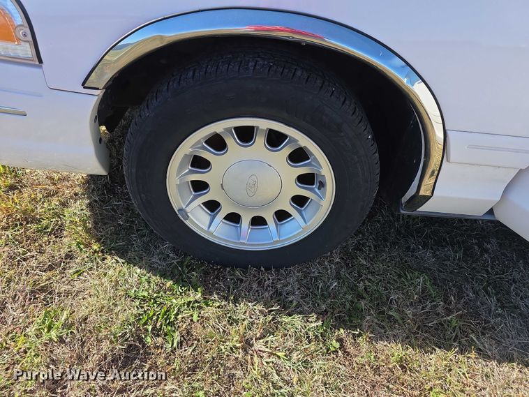 image for item FI0573 2001 Ford Crown Victoria LX 