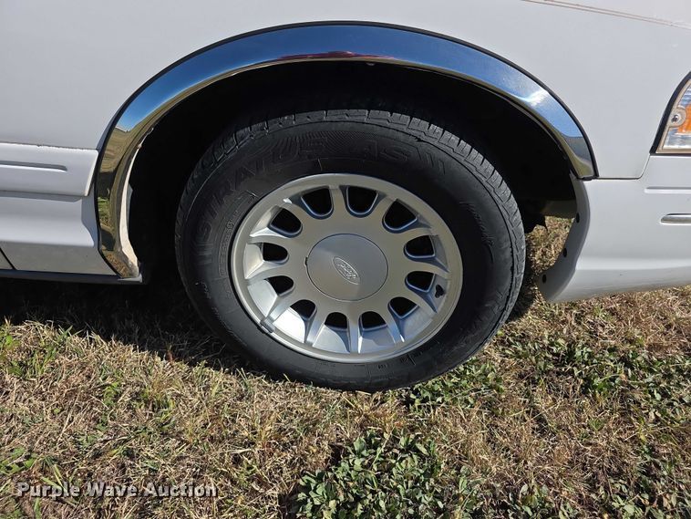 image for item FI0573 2001 Ford Crown Victoria LX 