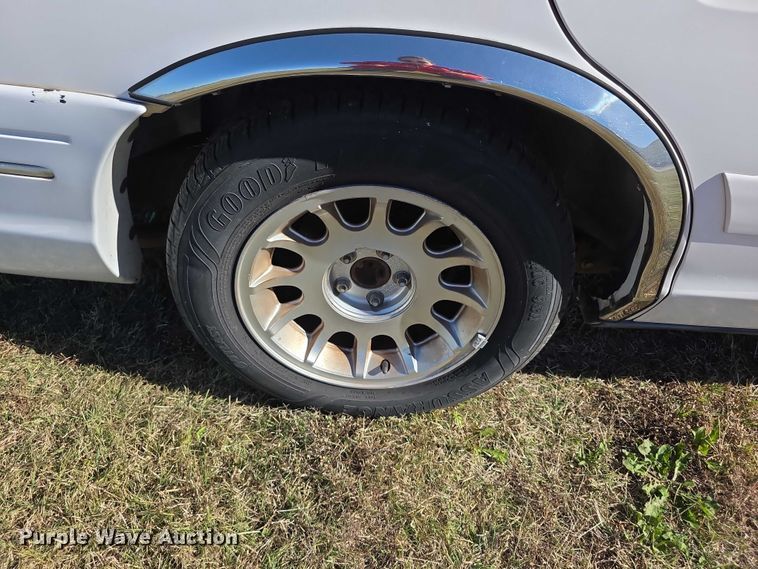 image for item FI0573 2001 Ford Crown Victoria LX 