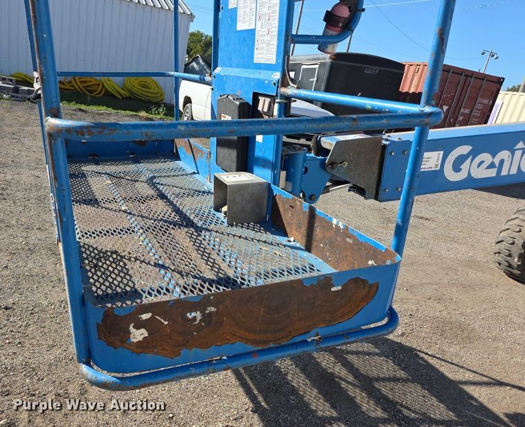 image for item FI0579 2005 Genie S-40 boom lift