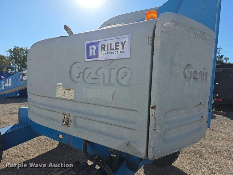 image for item FI0579 2005 Genie S-40 boom lift