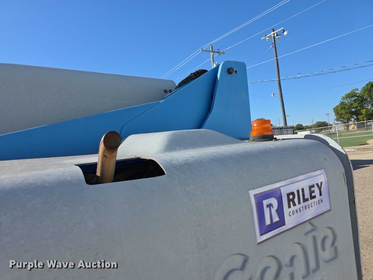 image for item FI0579 2005 Genie S-40 boom lift