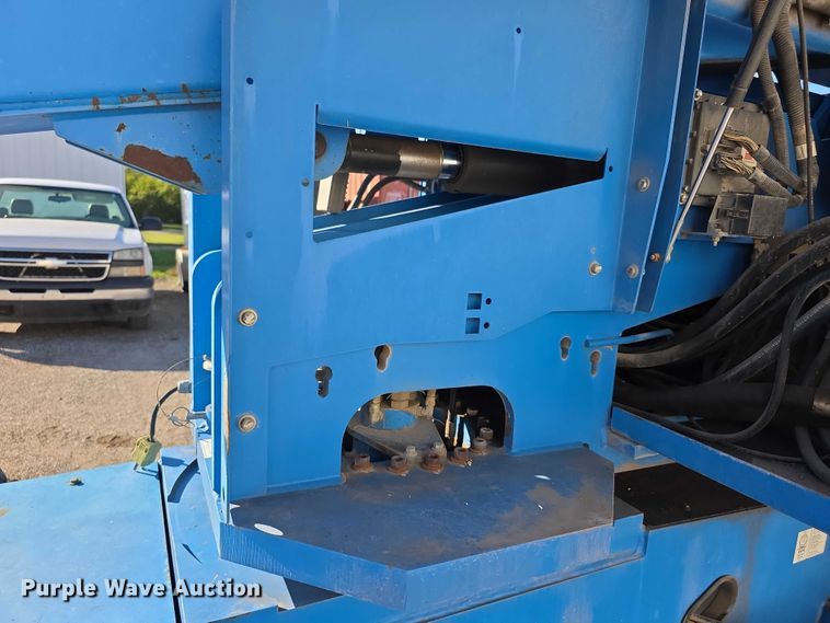 image for item FI0579 2005 Genie S-40 boom lift