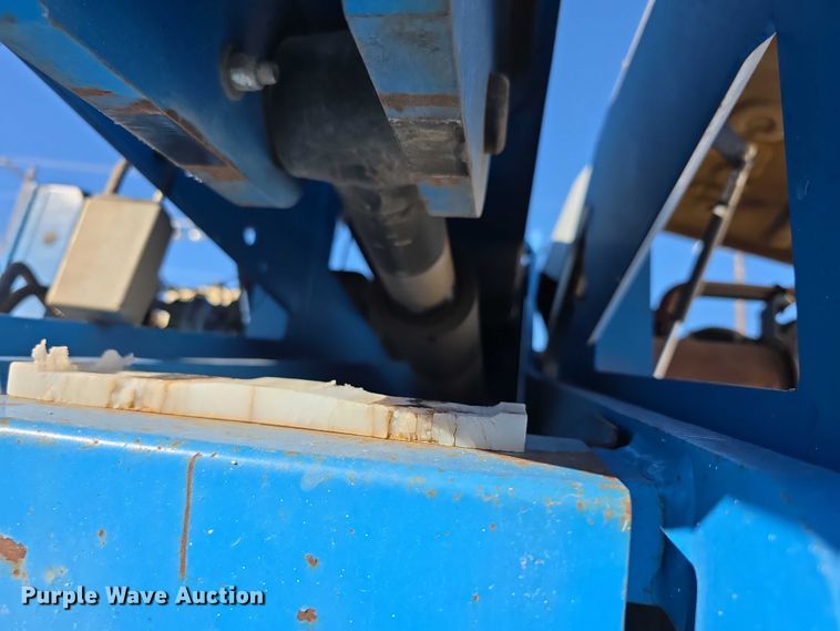image for item FI0579 2005 Genie S-40 boom lift