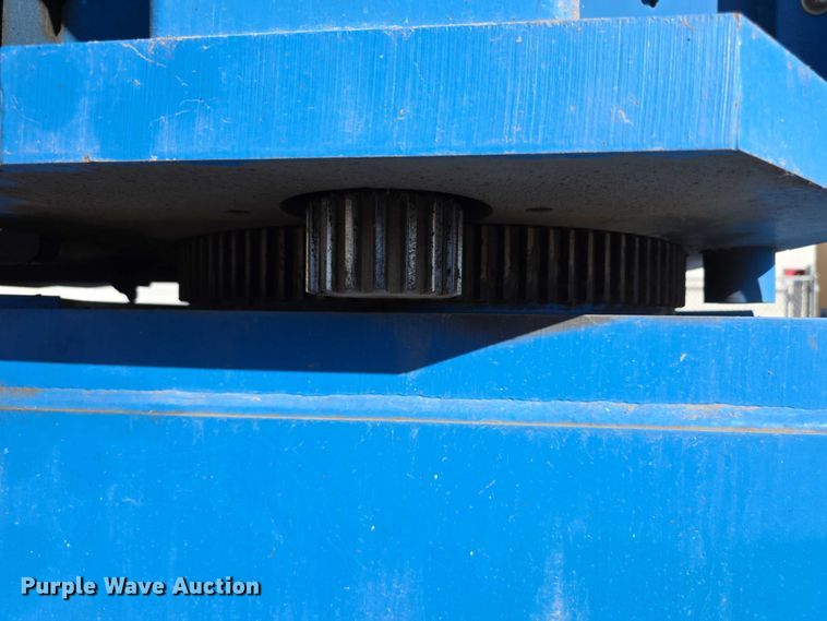 image for item FI0579 2005 Genie S-40 boom lift