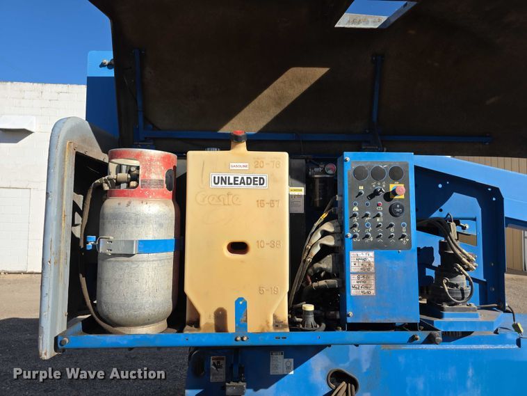 image for item FI0579 2005 Genie S-40 boom lift