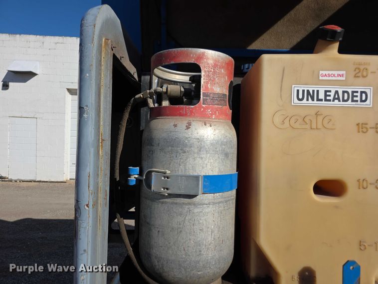 image for item FI0579 2005 Genie S-40 boom lift