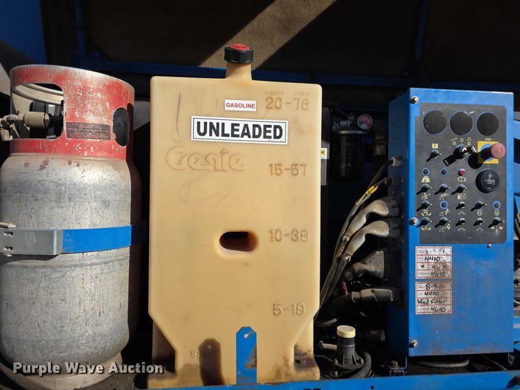 image for item FI0579 2005 Genie S-40 boom lift