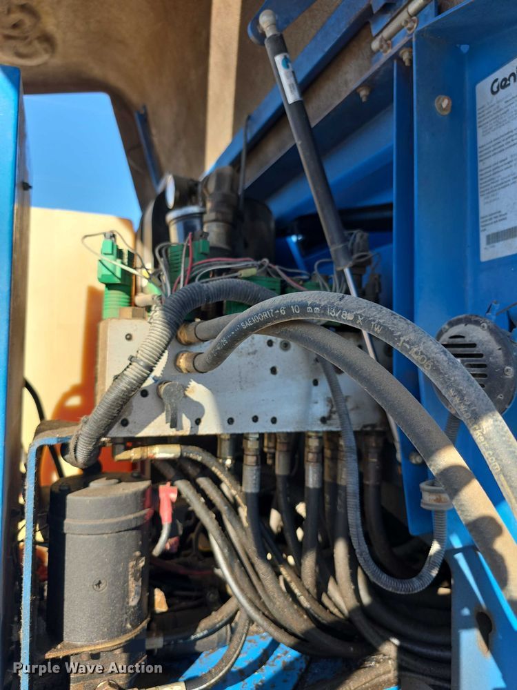 image for item FI0579 2005 Genie S-40 boom lift