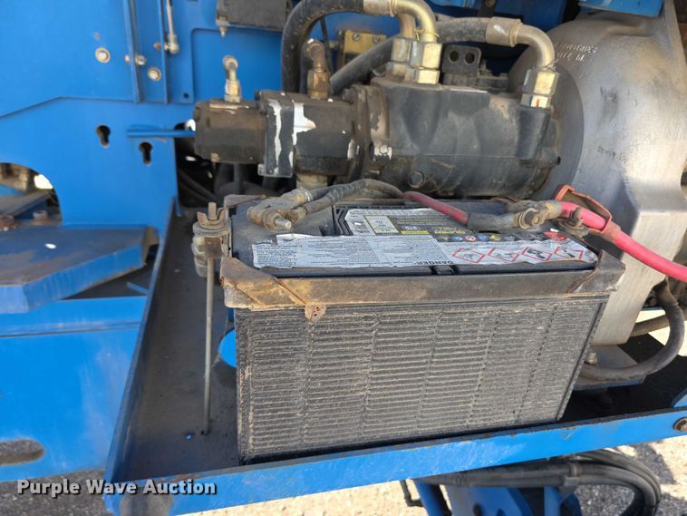 image for item FI0579 2005 Genie S-40 boom lift