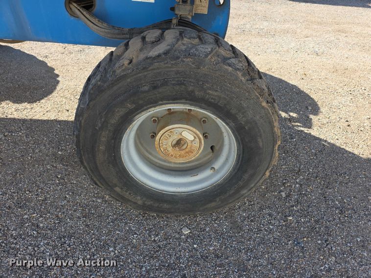 image for item FI0579 2005 Genie S-40 boom lift