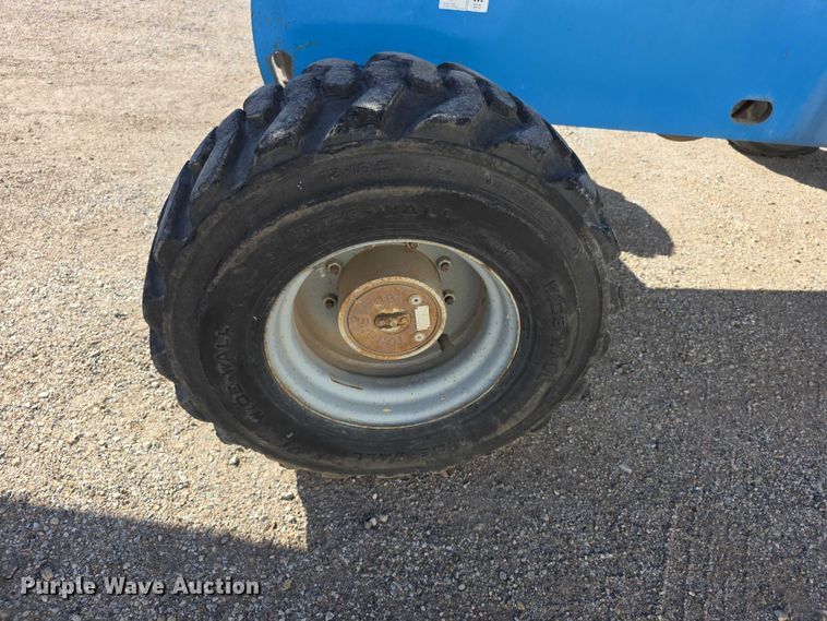 image for item FI0579 2005 Genie S-40 boom lift